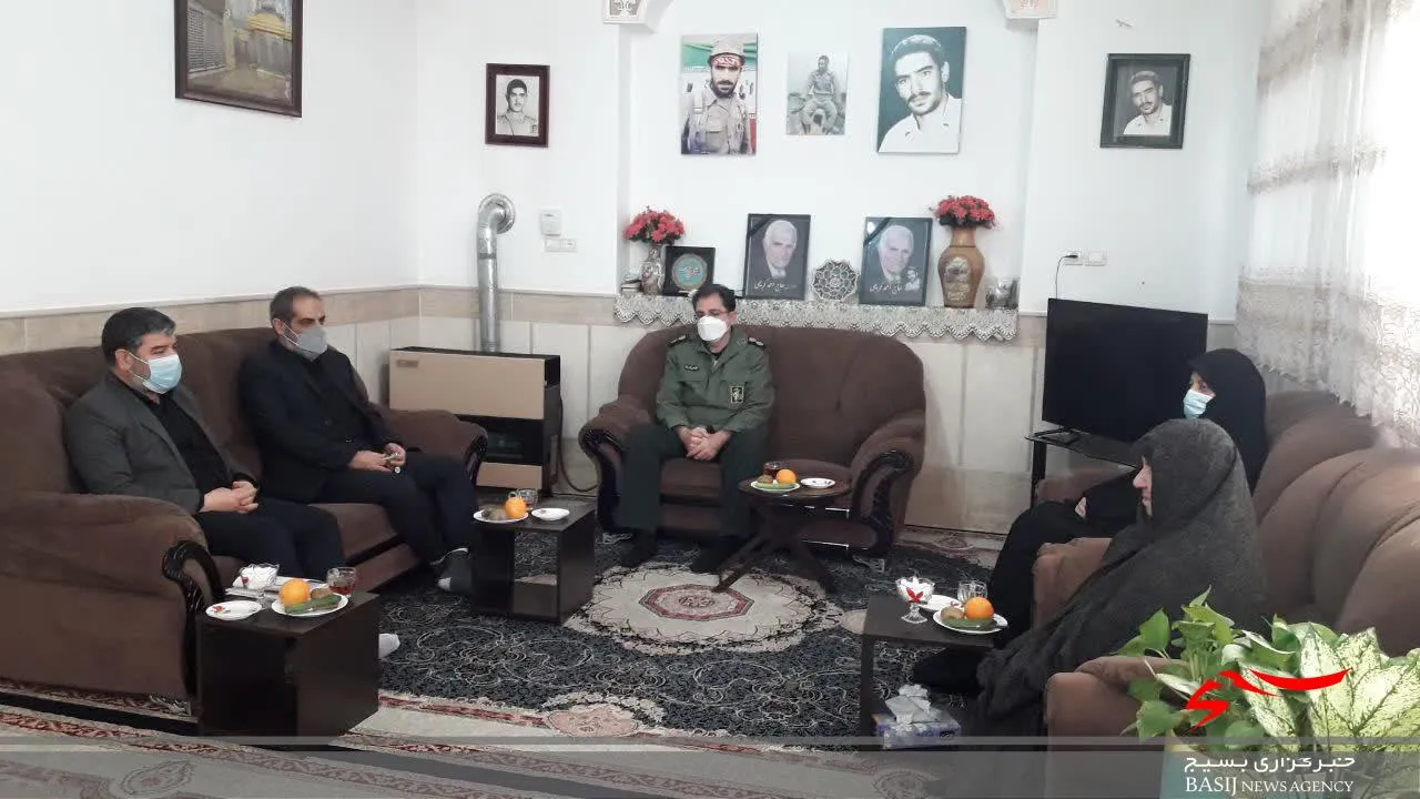 دیدار رییس آموزش و پرورش ناحیه ۳ قم با خانواده‌های شهیدان «کریمی» و «امجدی»