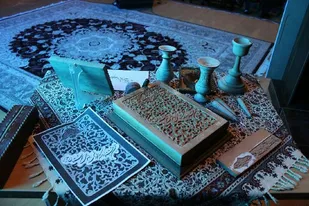 اهدای پوستر منبت&zwnj;کاری شده جشنواره رضوی توسط هنرمندان ملایری به آستان قدس