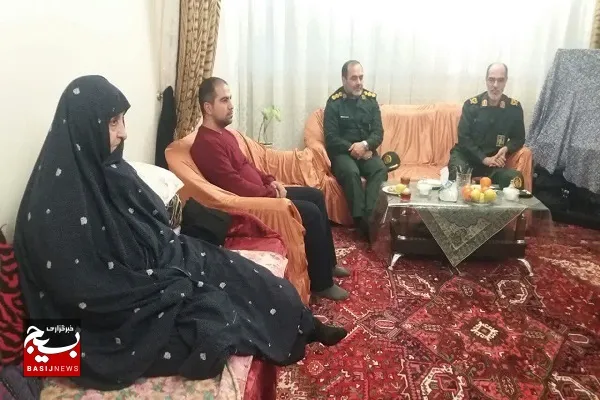 دیدار فرمانده سپاه عاشورا با مادر شهید لطفی و مادر شهید هژبر قشونی