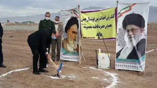 کلنگ احداث زمین فوتسال در روستای بهآباد زرند به زمین زده شد
