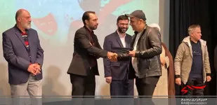 اهدای نشانِ &laquo;تئاتر مردمی برتر&raquo; در بیست و چهارمین جشنواره تئاتر استانی
