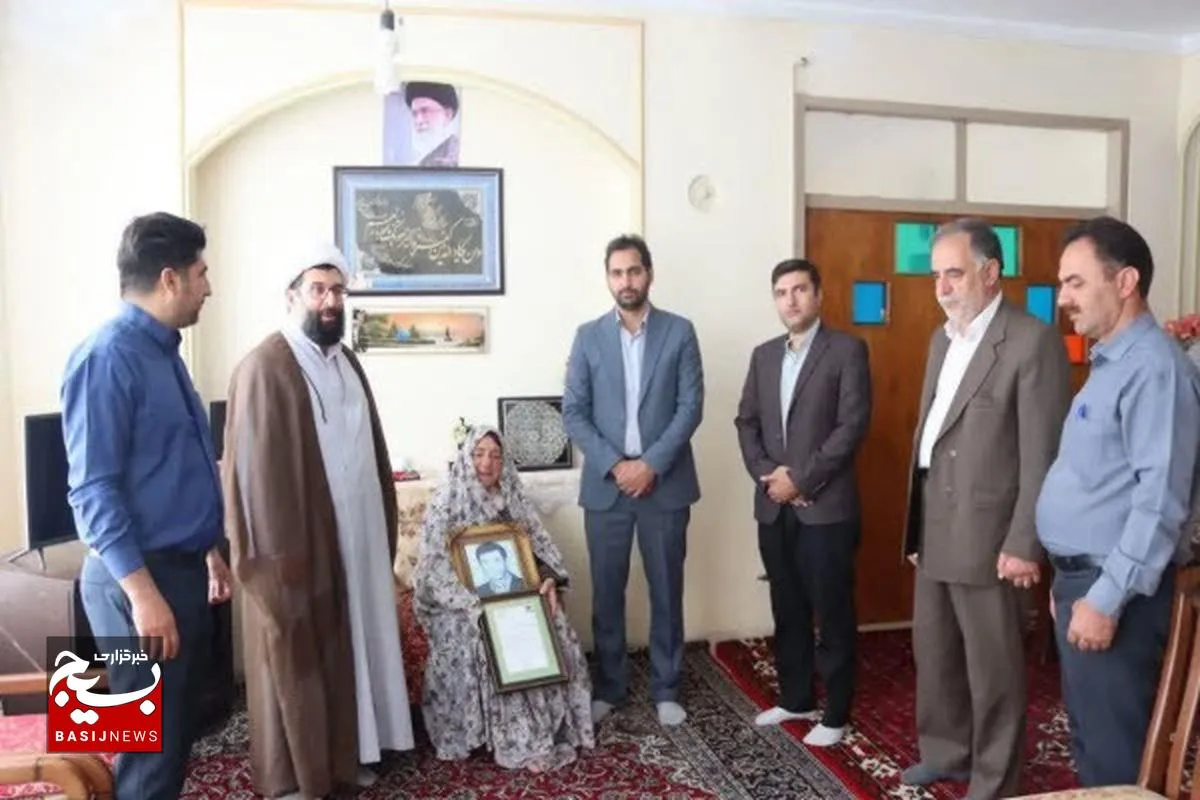 دیدار مدیر صندوق بیمه اجتماعي کشاورزان استان همدان و امام جمعه جورقان با مادر شهید ربیعی