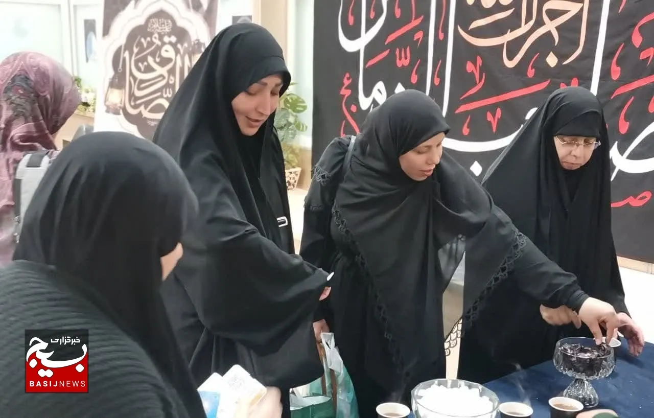 برپایی موکب شیخ الائمه(ع) در فرودگاه مشهد/ختم ۲ هزار ذکر صلوات به نیت امام جعفر صادق (ع) + عکس