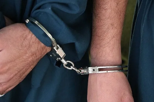 بازداشت کارمند متخلف علوم پزشکی فسا در پی توزیع غیرقانونی دارو‌های کرونایی