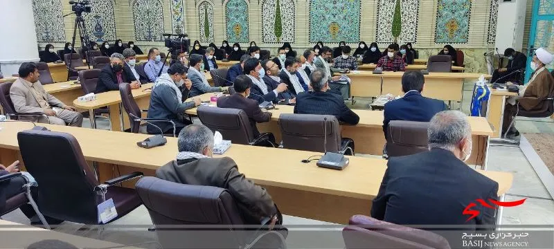 معلم باید به معنای واقعی یک مبیّن برای جامعه باشد