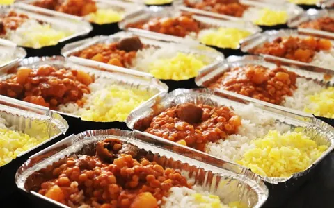 توزیع غذای گرم بین نیازمندان به همت پایگاههای مقاومت تابعه حوزه حضرت ام البنین(س) سپاه فومن