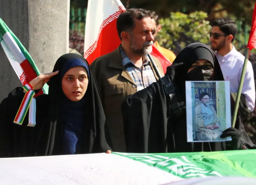 احترام نظامی «جانفدایان ایران» به خانواده‌های شهدا در مشهد