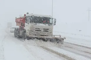 انجام ۲۲۸۰ کیلومتر برفروبی و نمکپاشی در محورهای استان همدان