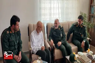 دیدار فرمانده سپاه انصارالحسین(ع) با خانواده شهید &laquo;مرتضی طیب مسعود&raquo;