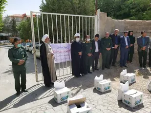 اهدا بسته های معیشتی به کارگران شهرداری چرداول به مناسبت هفته کارگر