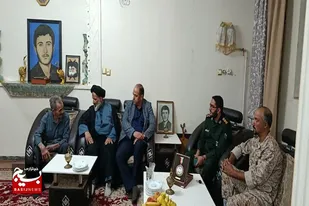 ادای احترام جمعی از مسئولین به خانواده&zwnj;های معظم شاهد شهر سامن