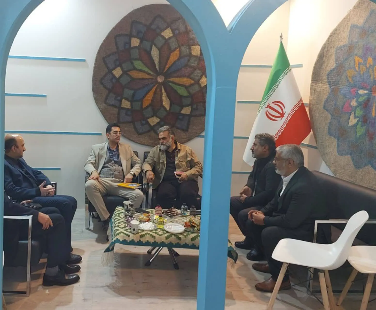 بازدید ریاست سازمان بسیج هنرمندان کشور از غرفه‌های این سازمان در سی و هفتمین نمایشگاه ملی صنایع دستی