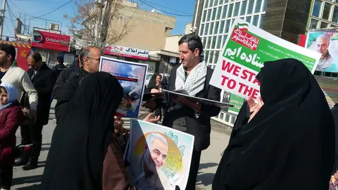 ورکشاب و طراحی زنده تصاویر سردار سلیمانی توسط هنرمندان بسیجی