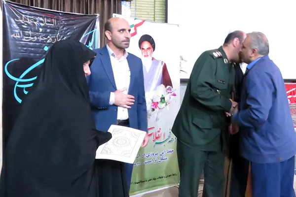تجلیل از مادر شهیدان مظفر/ شهادت همزمان سه فرزند در عملیات مرصاد