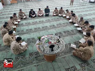 حال خوب فرمانده و سرباز لحظه تحویل سال در کنار سفره هفت سین با تزئینی به سبک ایرانی_ اسلامی
