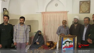 تجلیل از خانواده روحانی شهید" سیدمجتبی سادات" و شهید " حسن سلیمانی اشتهاردی" با اهدای هدیه ی رهبری