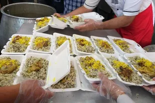 توزيع یک هزارو 200 پرس غذاىى گرم در آرادان