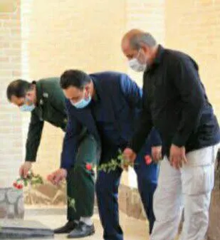 عطرافشانی گلزار شهدای گمنام شهر ارجمند