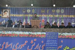 رژه نیروهای مسلح به مناسبت روز ارتش در ارومیه برگزار شد