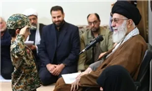 احترام نظامی فرزند شهید مدافع حرم به فرمانده کل قوا+عکس