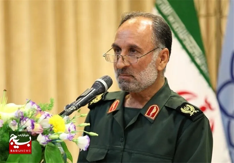 دنیا در حال عبور از پیچ تاریخی است/تابلوهای عبور از این پیچ را، امامین انقلاب نصب می‌کنند