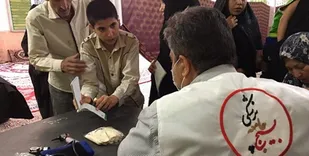 ارائه خدمات رایگان بسیج جامعه پزشکی یزد به نیازمندان روستاهای طبس