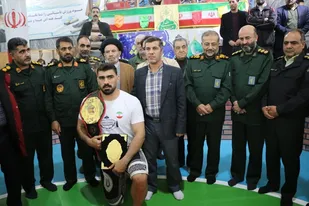 تصاویری ماندگار از اهدای کمربند پهلوانی سال بسیج توسط سردار سلیمانی