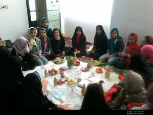 چیدمان سفره هفت سین توسط کودکان حلقه شهید یادگاری همدان
