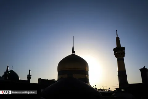 آیین «اذن عزا» و تعویض پرچم در حرم مطهر رضوی