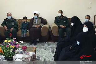 فرمانده سپاه استان بوشهر به دیدار دو خانواده شهید بوشهری رفت