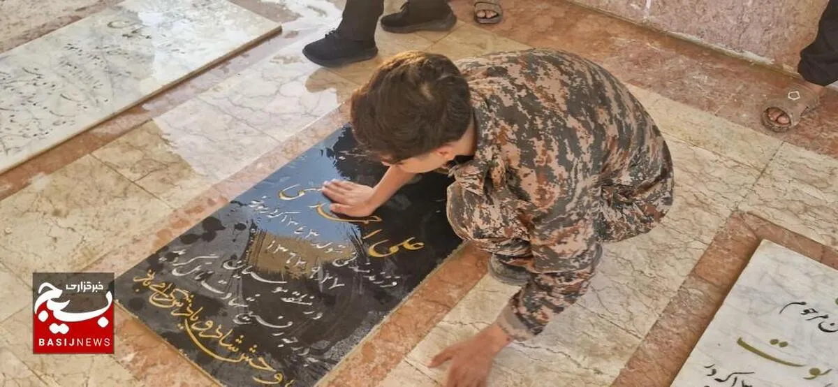 عطرافشانی قبور مطهر شهدای روستای بنه گز در آستانه هفته دفاع مقدس