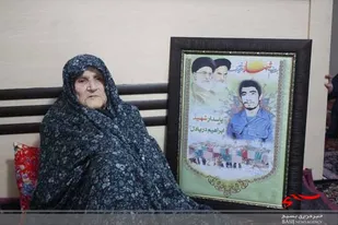 مادری هزینه سالگرد فرزند شهیدش را به آسیب دیدگان از کرونا اهدا کرد