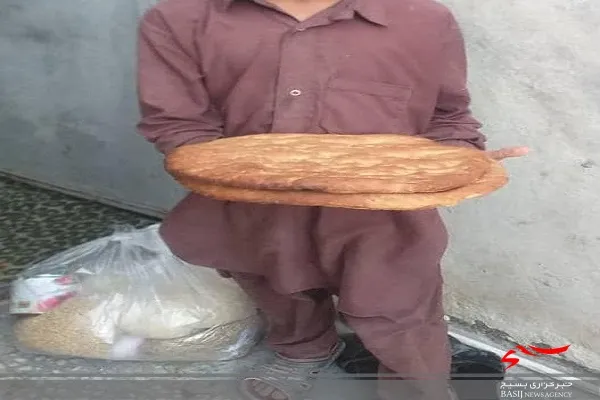 ٢٠ بسته معیشتی و ۶۰ قرص نان محلی توسط خواهران بسیجی در زاهدان توزیع شد