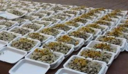 توزیع غذای گرم افطاری بین خانواده دانش آموزان نیازمند