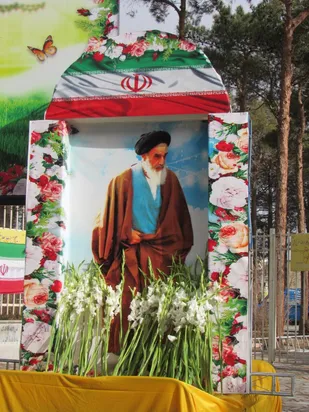 مراسم گلباران تمثال حضرت امام خمینی (ره) در نایین به روایت تصویر