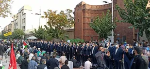تجمع مردمی مقابل سفارت فرانسه در پی اهانت به پیامبر اسلام (ص)