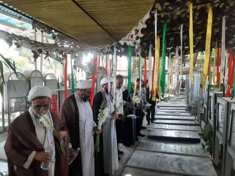 غبارروبی مزار مطهر شهدای روحانی دوران هشت سال دفاع مقدس