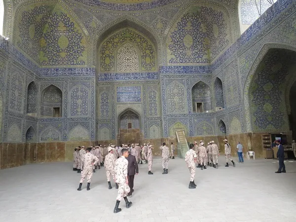 بازدید کارکنان وظیفه لشکر 14 امام حسین(علیه السلام) از آثار باستانی شهر اصفهان