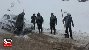 بارش سنگین برف در اقلید و امداد رسانی ۱۳۵ جهادگر در جاده&zwnj;ها