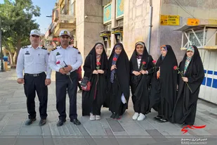 اهدا گل به مامورین راهنمایی و رانندگی و نیروی انتظامی همدان