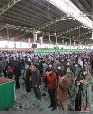 حضور فرمانده و کارکنان سپاه ناحیه مقاومت بسیج خمینی شهر در نماز جمعه