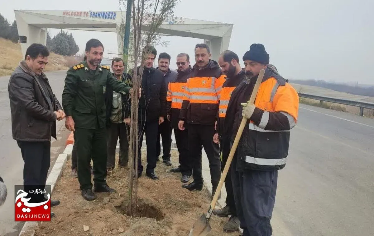 کاشت ۵۰ اصله نهال به نیت شهید سلیمانی در شاهین دژ