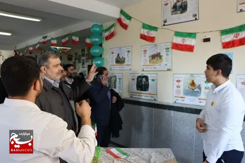 بازدید از نمایشگاه انقلاب دبیرستان نمونه دولتی امام علی(ع)+گزارش تصویری