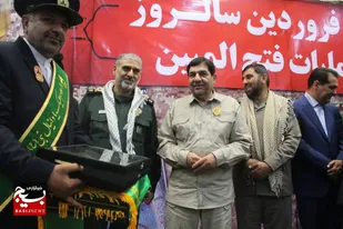 نشان خادم افتخاری حرم دانیال نبی (ع)  بر سینه معاون اول رییس جمهور و فرمانده سپاه خوزستان