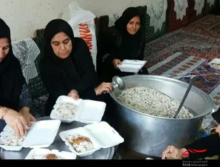 پخت غذا برای زائران اربعین به&zwnj;همت خواهران بسیجی اسدآباد