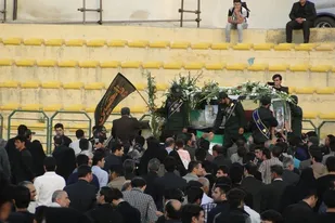 دور افتخار پیکر مطهر شهید &laquo;شمسی&zwnj;پور&raquo; در ورزشگاه قدس