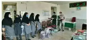 تحویل لوازم تحلیل توسط فرمانده سپاه ناحیه و مسئول بسیج سازندگی به دانش آموزان بی بضاعت