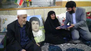 تجلیل معاون آموزش وپرورش کهگیلویه وبویراحمد از خانواده شهدای دانش آموز &laquo;فروتنی و ارمغان&raquo;