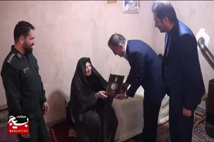 اهدای نشان سرو به خانواده معزز شهدای والامقام شهرستان بهار