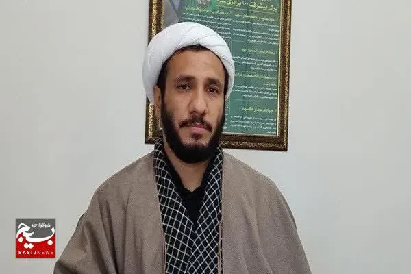 شهیدان با فدا کردن جان شیرین خود انقلاب را بیمه کردند